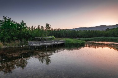 Kovada Gölü 'nün güzel manzaraları, dağlar ve gökyüzünden yeşil alan. Isparta Gölü Bölgesi, TURKEY
