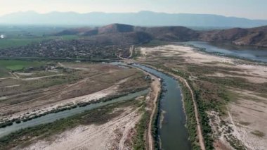 Bodrum yakınlarındaki Bafa Gölü Milli Parkı, Mugla. Su ve balıkçı tekneleri çok sakin bir sahnede..