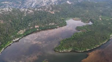 Kovada Gölü 'nün güzel manzaraları, dağlar ve gökyüzünden yeşil alan. Isparta Gölü Bölgesi, TURKEY