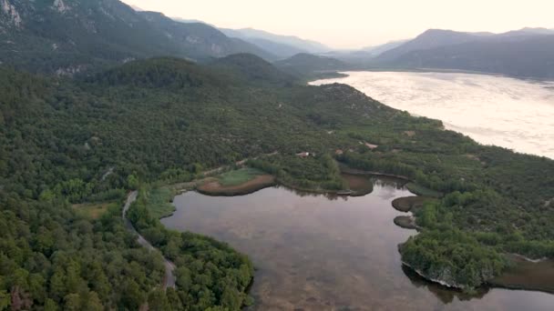 Los Hermosos Paisajes Del Lago Kovada Montañas Zona Verde Desde — Vídeos de Stock