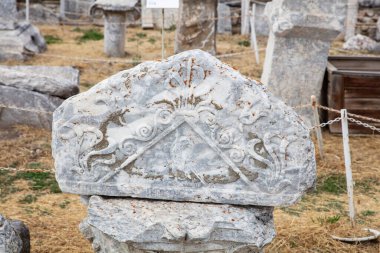 Zeus tapınağı ile birlikte Aizonai antik şehir harabeleri. Aizanoi antik kenti Cavdarhisar, Kutahya, Türkiye.