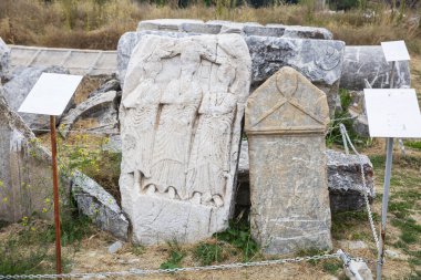 Zeus tapınağı ile birlikte Aizonai antik şehir harabeleri. Aizanoi antik kenti Cavdarhisar, Kutahya, Türkiye.
