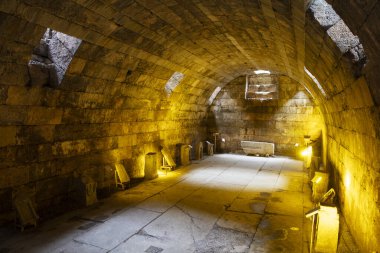 Zeus tapınağı ile birlikte Aizonai antik şehir harabeleri. Aizanoi antik kenti Cavdarhisar, Kutahya, Türkiye.