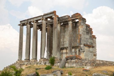 Zeus tapınağı ile birlikte Aizonai antik şehir harabeleri. Aizanoi antik kenti Cavdarhisar, Kutahya, Türkiye.