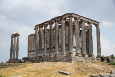 Zeus tapınağı ile birlikte Aizonai antik şehir harabeleri. Aizanoi antik kenti Cavdarhisar, Kutahya, Türkiye.