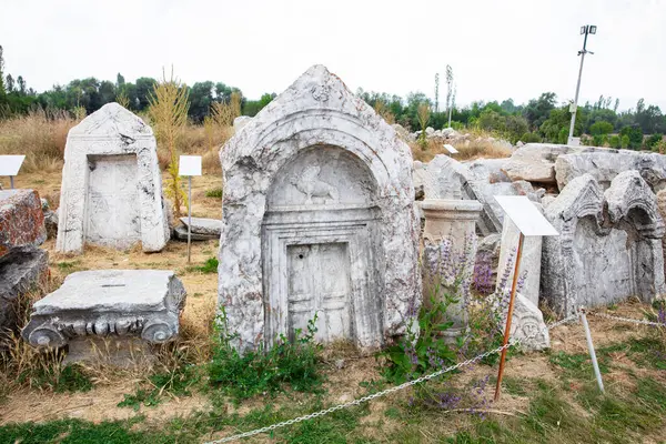 Zeus tapınağı ile birlikte Aizonai antik şehir harabeleri. Aizanoi antik kenti Cavdarhisar, Kutahya, Türkiye.