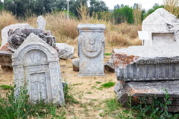 Zeus tapınağı ile birlikte Aizonai antik şehir harabeleri. Aizanoi antik kenti Cavdarhisar, Kutahya, Türkiye.