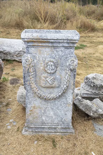 Zeus tapınağı ile birlikte Aizonai antik şehir harabeleri. Aizanoi antik kenti Cavdarhisar, Kutahya, Türkiye.