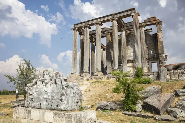 Zeus tapınağı ile birlikte Aizonai antik şehir harabeleri. Aizanoi antik kenti Cavdarhisar, Kutahya, Türkiye.