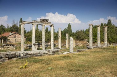 Zeus tapınağı ile birlikte Aizonai antik şehir harabeleri. Aizanoi antik kenti Cavdarhisar, Kutahya, Türkiye.