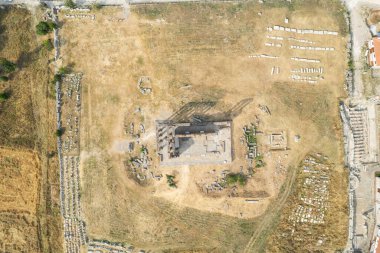 Zeus tapınağı ile birlikte Aizonai antik şehir harabeleri. Aizanoi antik kenti Cavdarhisar, Kutahya, Türkiye.