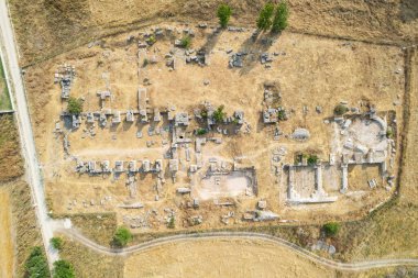 Zeus tapınağı ile birlikte Aizonai antik şehir harabeleri. Aizanoi antik kenti Cavdarhisar, Kutahya, Türkiye.