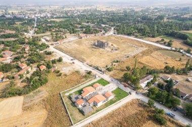 Zeus tapınağı ile birlikte Aizonai antik şehir harabeleri. Aizanoi antik kenti Cavdarhisar, Kutahya, Türkiye.