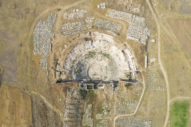 Zeus tapınağı ile birlikte Aizonai antik şehir harabeleri. Aizanoi antik kenti Cavdarhisar, Kutahya, Türkiye.