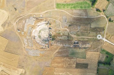 Zeus tapınağı ile birlikte Aizonai antik şehir harabeleri. Aizanoi antik kenti Cavdarhisar, Kutahya, Türkiye.