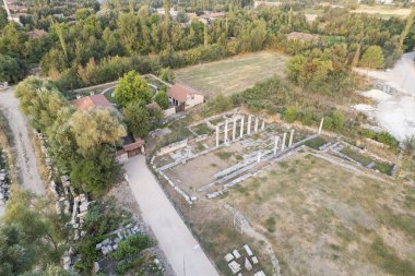Zeus tapınağı ile birlikte Aizonai antik şehir harabeleri. Aizanoi antik kenti Cavdarhisar, Kutahya, Türkiye.