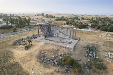 Zeus tapınağı ile birlikte Aizonai antik şehir harabeleri. Aizanoi antik kenti Cavdarhisar, Kutahya, Türkiye.