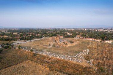 Zeus tapınağı ile birlikte Aizonai antik şehir harabeleri. Aizanoi antik kenti Cavdarhisar, Kutahya, Türkiye.