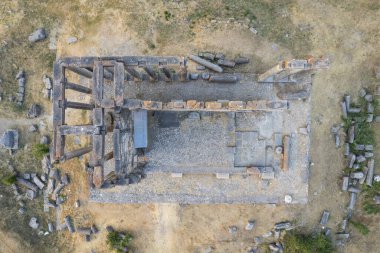 Zeus tapınağı ile birlikte Aizonai antik şehir harabeleri. Aizanoi antik kenti Cavdarhisar, Kutahya, Türkiye.