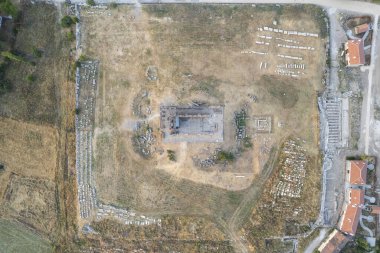 Zeus tapınağı ile birlikte Aizonai antik şehir harabeleri. Aizanoi antik kenti Cavdarhisar, Kutahya, Türkiye.