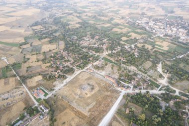 Zeus tapınağı ile birlikte Aizonai antik şehir harabeleri. Aizanoi antik kenti Cavdarhisar, Kutahya, Türkiye.