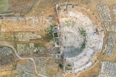 Zeus tapınağı ile birlikte Aizonai antik şehir harabeleri. Aizanoi antik kenti Cavdarhisar, Kutahya, Türkiye.