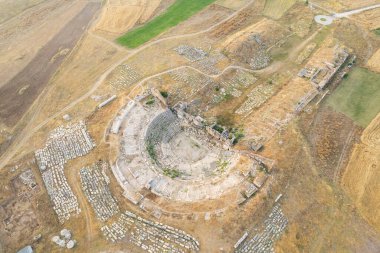 Zeus tapınağı ile birlikte Aizonai antik şehir harabeleri. Aizanoi antik kenti Cavdarhisar, Kutahya, Türkiye.