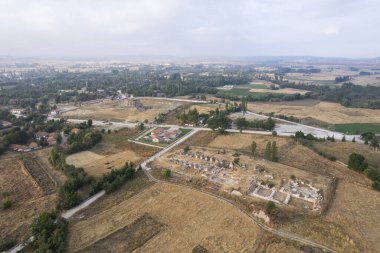 Zeus tapınağı ile birlikte Aizonai antik şehir harabeleri. Aizanoi antik kenti Cavdarhisar, Kutahya, Türkiye.