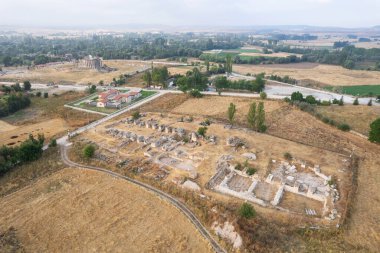Zeus tapınağı ile birlikte Aizonai antik şehir harabeleri. Aizanoi antik kenti Cavdarhisar, Kutahya, Türkiye.