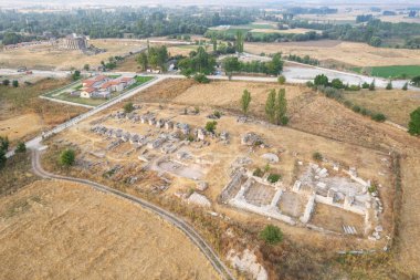 Zeus tapınağı ile birlikte Aizonai antik şehir harabeleri. Aizanoi antik kenti Cavdarhisar, Kutahya, Türkiye.