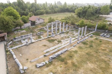 Zeus tapınağı ile birlikte Aizonai antik şehir harabeleri. Aizanoi antik kenti Cavdarhisar, Kutahya, Türkiye.