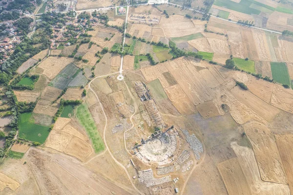 Zeus tapınağı ile birlikte Aizonai antik şehir harabeleri. Aizanoi antik kenti Cavdarhisar, Kutahya, Türkiye.