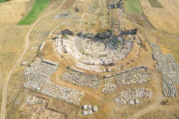 Zeus tapınağı ile birlikte Aizonai antik şehir harabeleri. Aizanoi antik kenti Cavdarhisar, Kutahya, Türkiye.