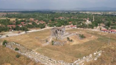 Zeus tapınağı ile birlikte Aizonai antik şehir harabeleri. Aizanoi antik kenti Cavdarhisar, Kutahya, Türkiye.