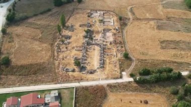 Zeus tapınağı ile birlikte Aizonai antik şehir harabeleri. Aizanoi antik kenti Cavdarhisar, Kutahya, Türkiye.