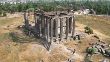 Zeus tapınağı ile birlikte Aizonai antik şehir harabeleri. Aizanoi antik kenti Cavdarhisar, Kutahya, Türkiye.