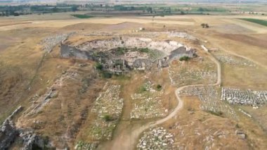 Zeus tapınağı ile birlikte Aizonai antik şehir harabeleri. Aizanoi antik kenti Cavdarhisar, Kutahya, Türkiye.