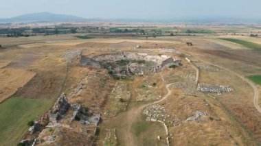 Zeus tapınağı ile birlikte Aizonai antik şehir harabeleri. Aizanoi antik kenti Cavdarhisar, Kutahya, Türkiye.