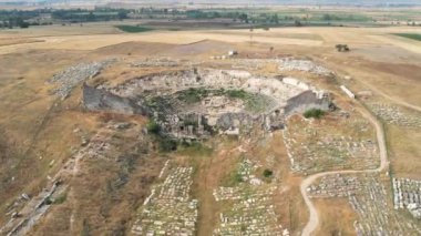Zeus tapınağı ile birlikte Aizonai antik şehir harabeleri. Aizanoi antik kenti Cavdarhisar, Kutahya, Türkiye.