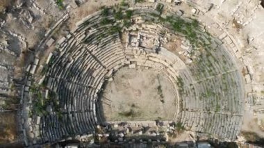 Zeus tapınağı ile birlikte Aizonai antik şehir harabeleri. Aizanoi antik kenti Cavdarhisar, Kutahya, Türkiye.