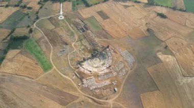 Zeus tapınağı ile birlikte Aizonai antik şehir harabeleri. Aizanoi antik kenti Cavdarhisar, Kutahya, Türkiye.