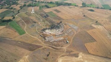Zeus tapınağı ile birlikte Aizonai antik şehir harabeleri. Aizanoi antik kenti Cavdarhisar, Kutahya, Türkiye.