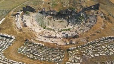 Zeus tapınağı ile birlikte Aizonai antik şehir harabeleri. Aizanoi antik kenti Cavdarhisar, Kutahya, Türkiye.
