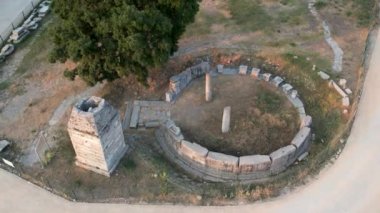 Zeus tapınağı ile birlikte Aizonai antik şehir harabeleri. Aizanoi antik kenti Cavdarhisar, Kutahya, Türkiye.