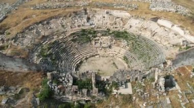 Zeus tapınağı ile birlikte Aizonai antik şehir harabeleri. Aizanoi antik kenti Cavdarhisar, Kutahya, Türkiye.