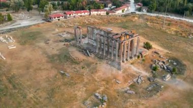 Zeus tapınağı ile birlikte Aizonai antik şehir harabeleri. Aizanoi antik kenti Cavdarhisar, Kutahya, Türkiye.
