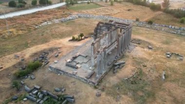 Zeus tapınağı ile birlikte Aizonai antik şehir harabeleri. Aizanoi antik kenti Cavdarhisar, Kutahya, Türkiye.