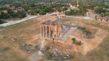 Zeus tapınağı ile birlikte Aizonai antik şehir harabeleri. Aizanoi antik kenti Cavdarhisar, Kutahya, Türkiye.