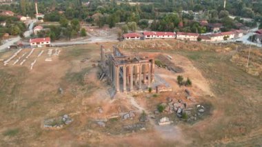 Zeus tapınağı ile birlikte Aizonai antik şehir harabeleri. Aizanoi antik kenti Cavdarhisar, Kutahya, Türkiye.