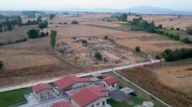Zeus tapınağı ile birlikte Aizonai antik şehir harabeleri. Aizanoi antik kenti Cavdarhisar, Kutahya, Türkiye.